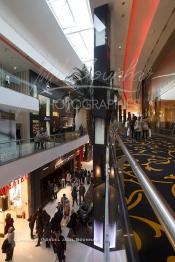 Image du Maroc Professionnelle de  Des visiteurs flânent et découvrent le nouveau grand centre commercial de Casablanca "Morocco Mega Mall", le plus grand centre commercial d'Afrique avec 200.000 m² de surface au sol située sur le Boulevard de la Corniche Boulevard de L'Océan Ain Diab, à Casablanca, Vendredi 16 Décembre 2011. (Photo / Abdeljalil Bounhar)

